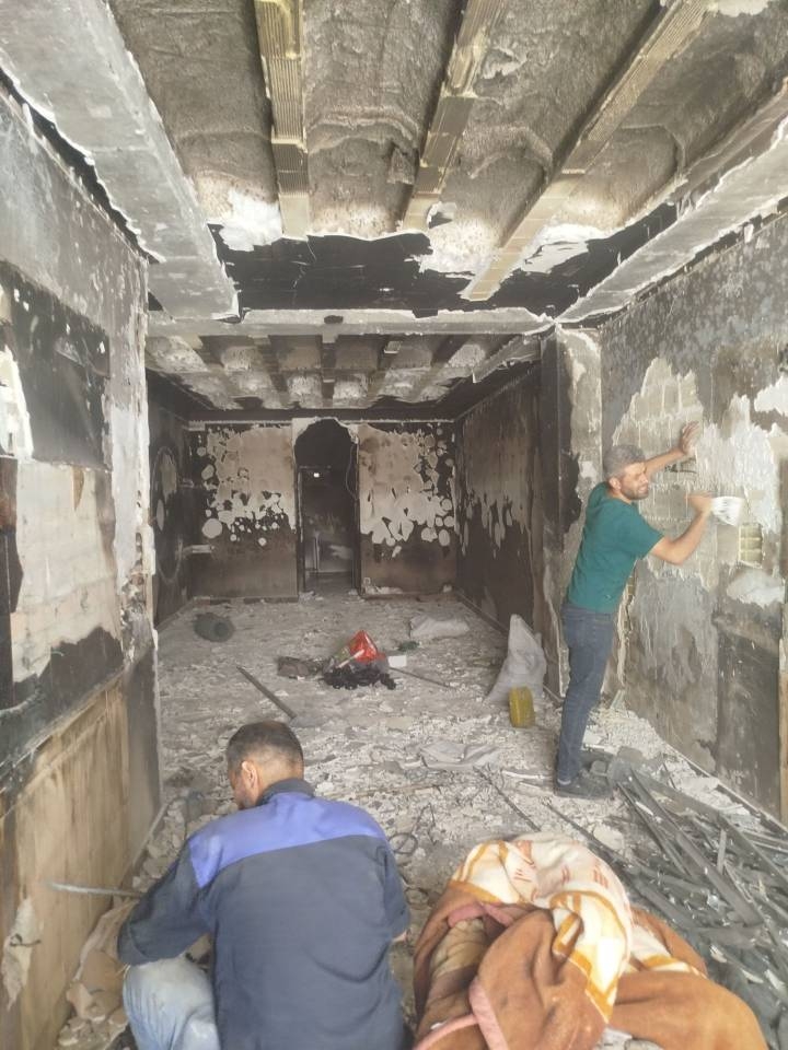 جهادگران در حال بازسازی خانه آسیب‌دیده از آتش‌سوزی در حاشیه تهران